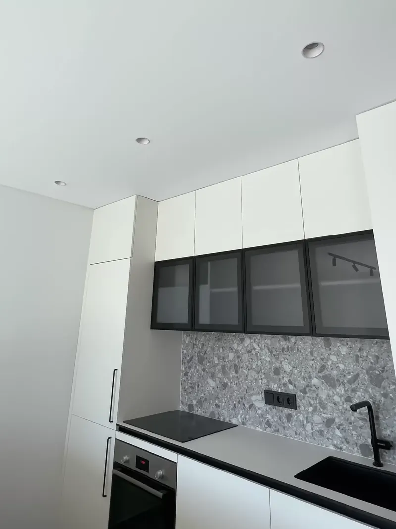 Kitchen with a seamless matt stretch ceiling